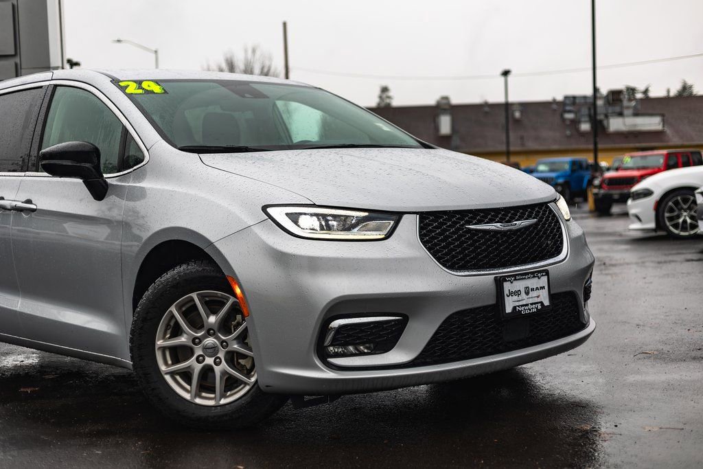 Used 2024 Chrysler Pacifica Touring-L image 3