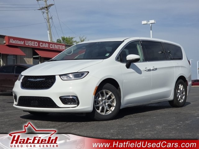 Used 2023 Chrysler Pacifica Touring-L FWD image 1