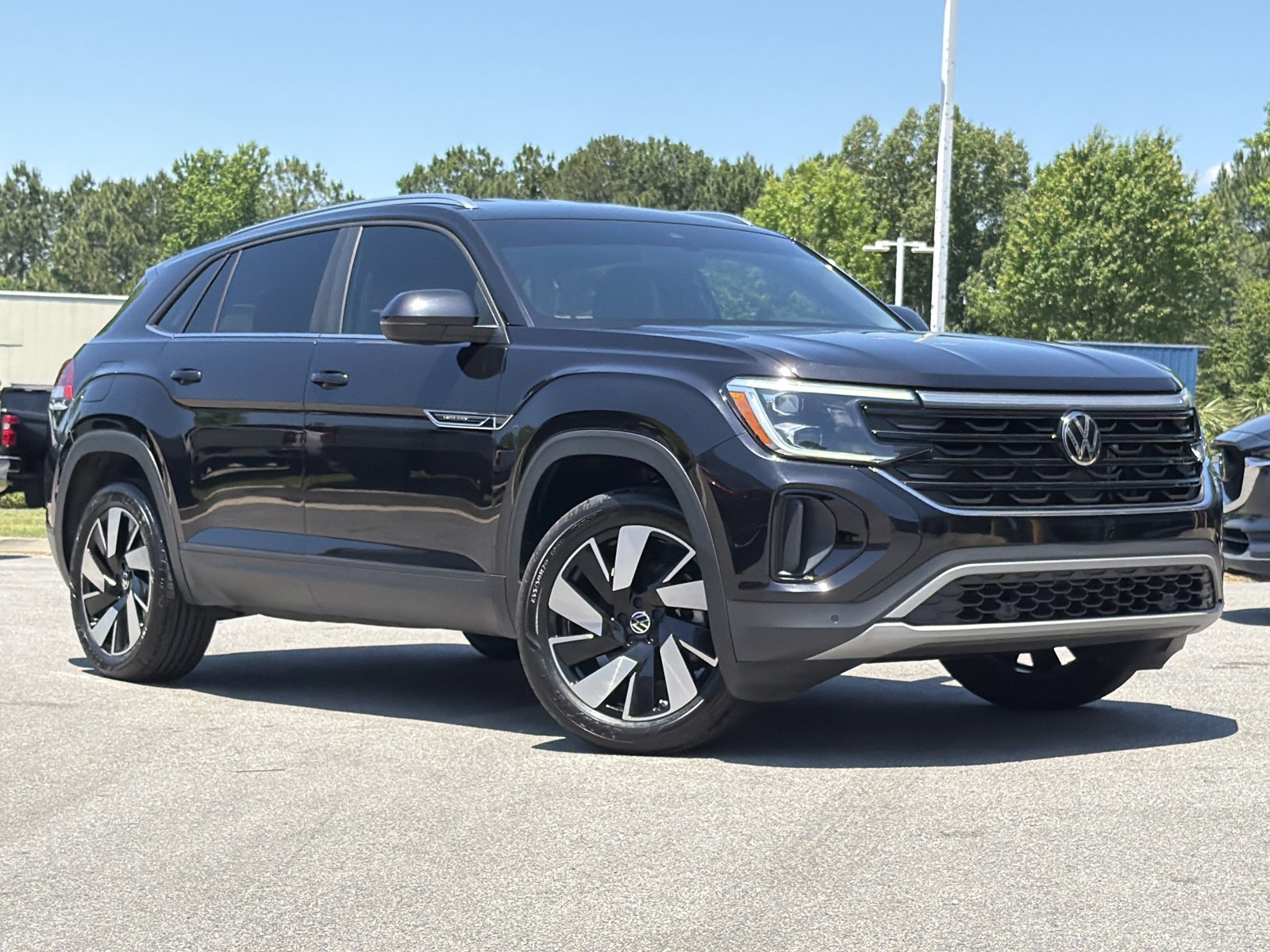 Used 2024 Volkswagen Atlas Cross Sport SE FWD image 2