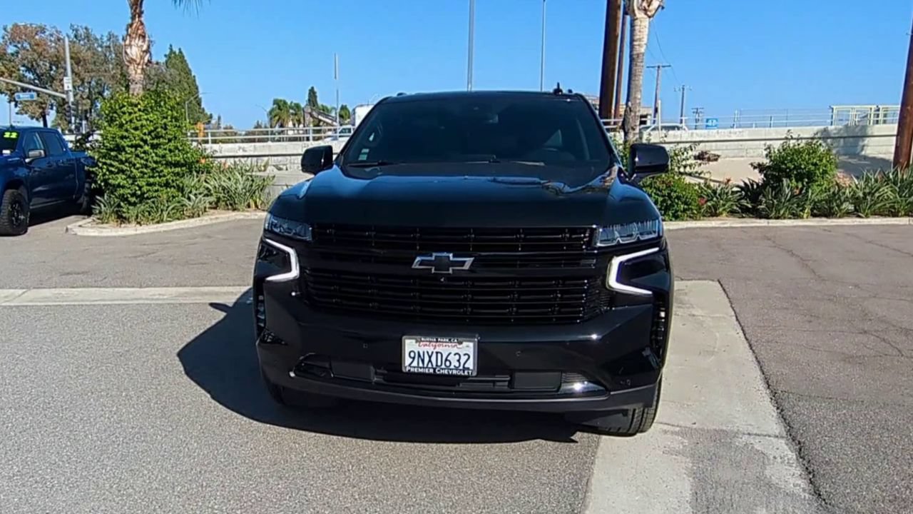 Used 2024 Chevrolet Suburban RST w/ Luxury Package AWD/4WD image 3