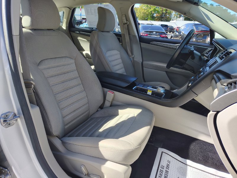 Used 2017 Ford Fusion SE FWD image 20
