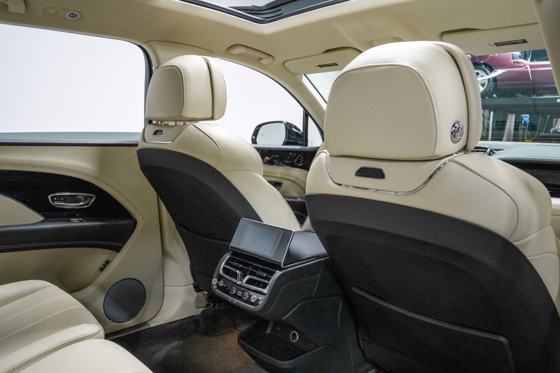 Used 2024 Bentley Bentayga Extended Wheelbase image 29