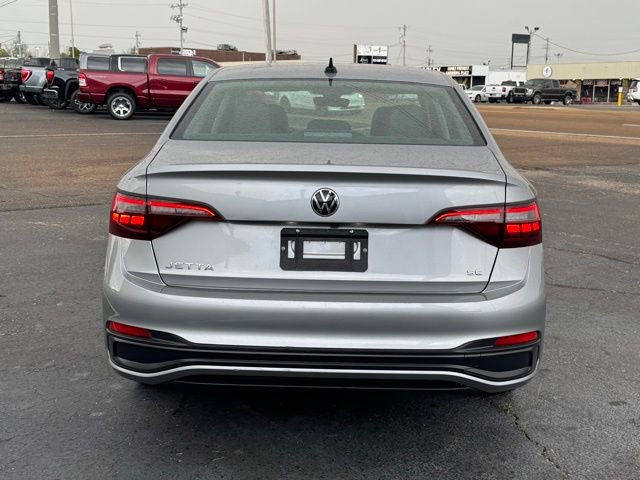 Used 2024 Volkswagen Jetta SE FWD image 4