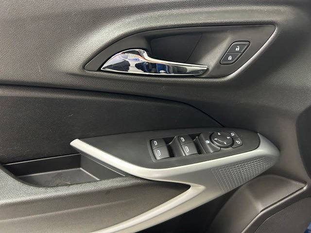 Used 2024 Chevrolet Trax LS w/ LS Convenience Package FWD image 17