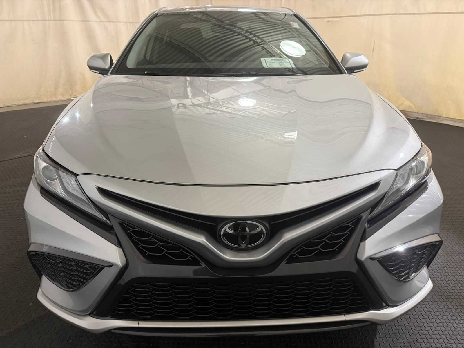 Used 2022 Toyota Camry XSE FWD image 3