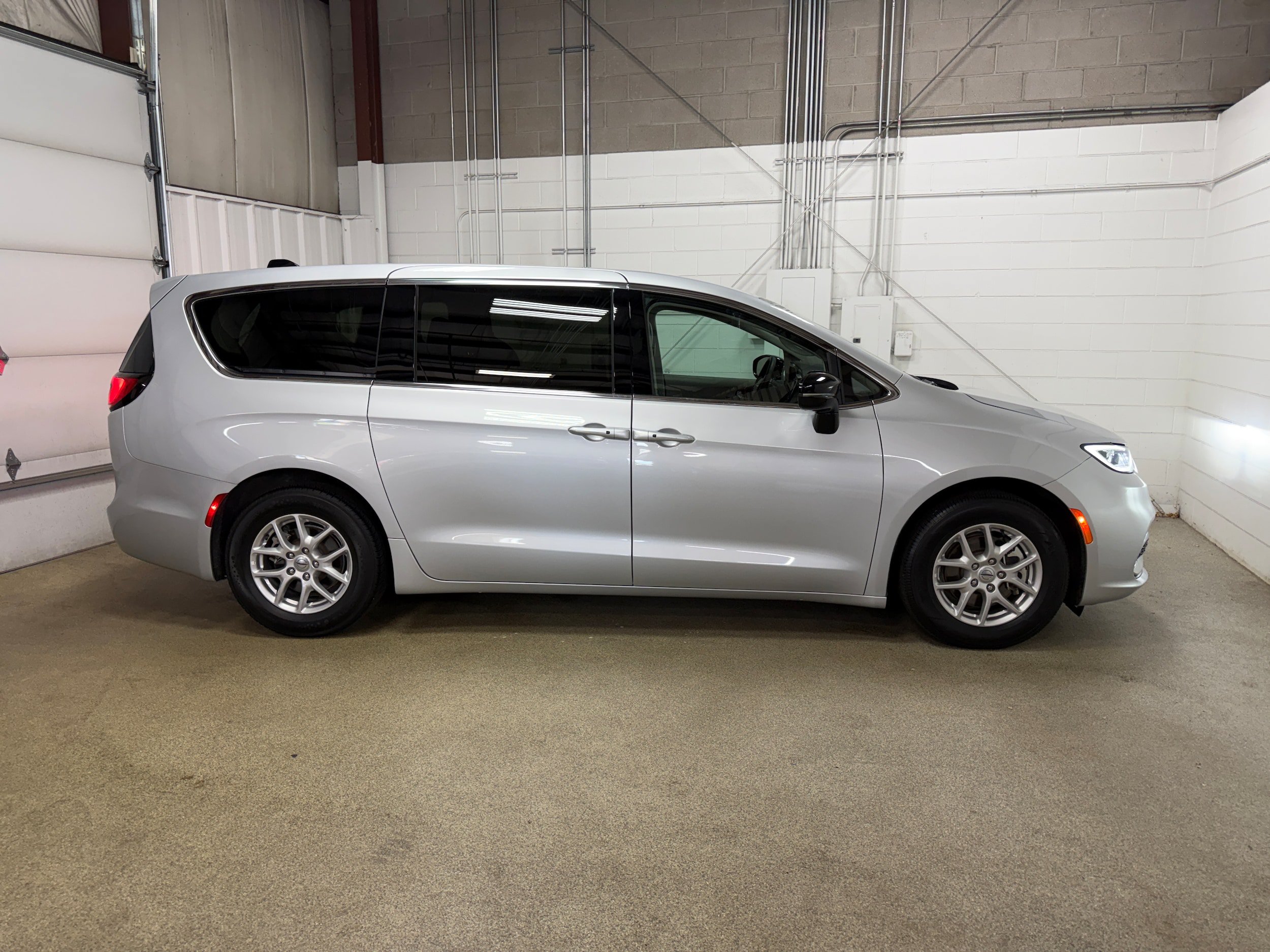 Used 2024 Chrysler Pacifica Touring-L FWD image 6