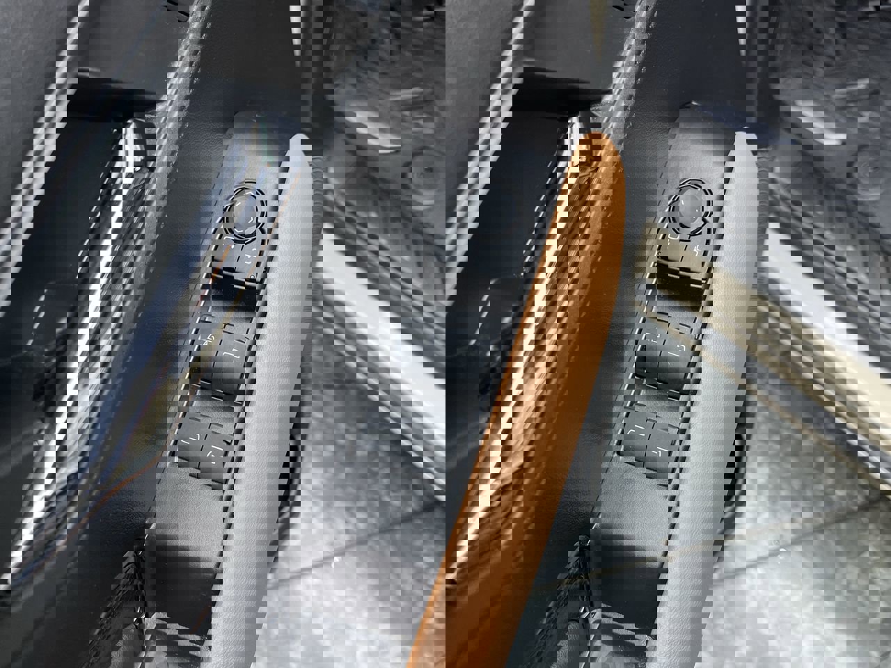 Used 2024 GMC Canyon AT4 w/ Technology Package image 8