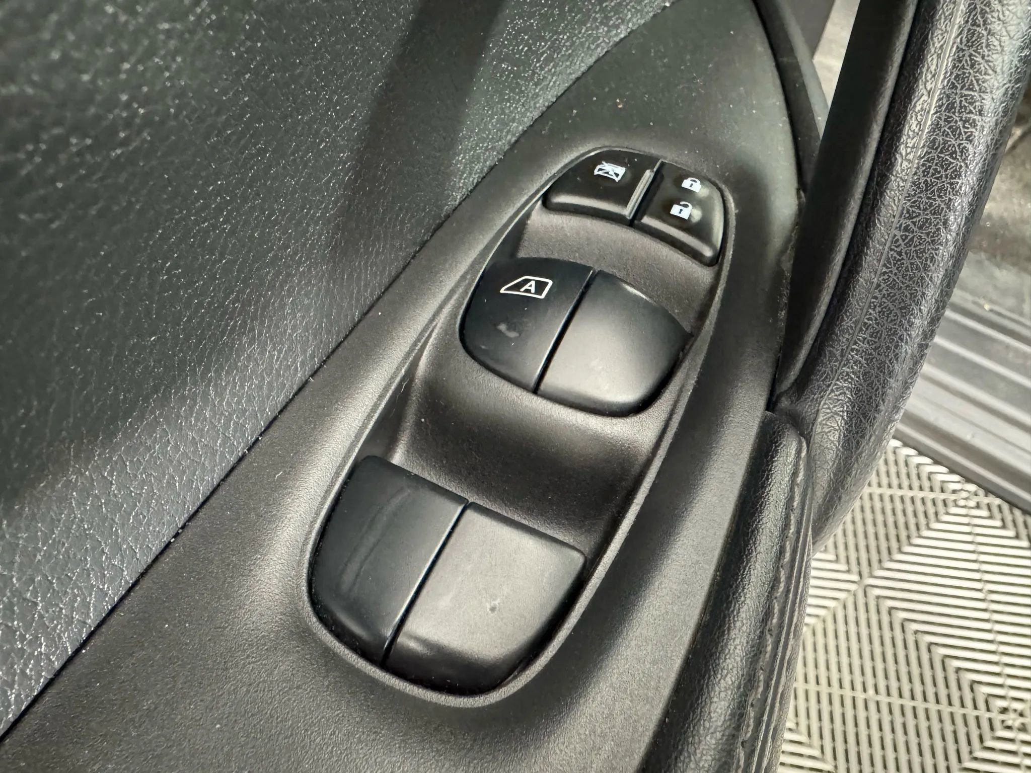 Used 2021 Nissan Rogue Sport SV image 38