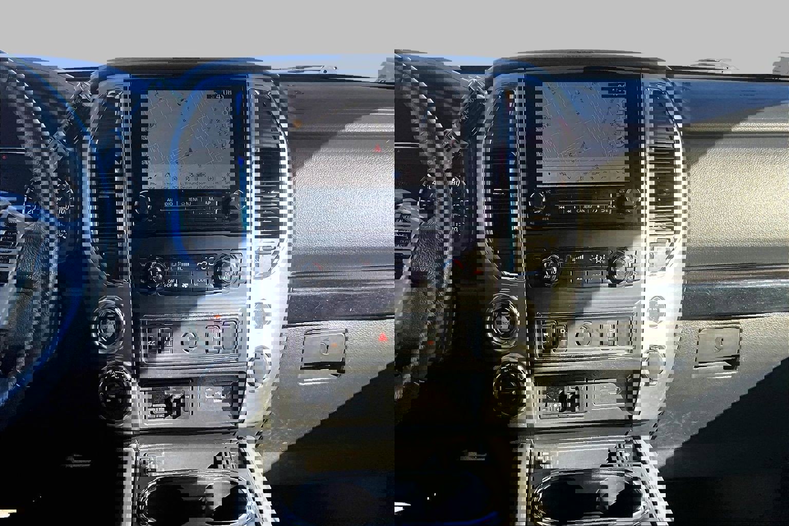 Used 2020 Nissan Titan SV w/ SV Convenience Package image 6