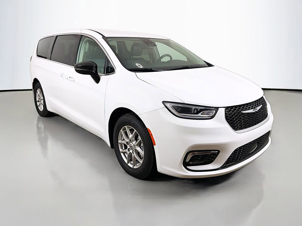 Used 2024 Chrysler Pacifica Touring-L image 39