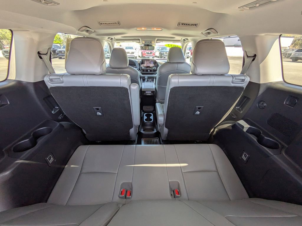 Used 2022 Toyota Highlander XLE AWD/4WD image 13
