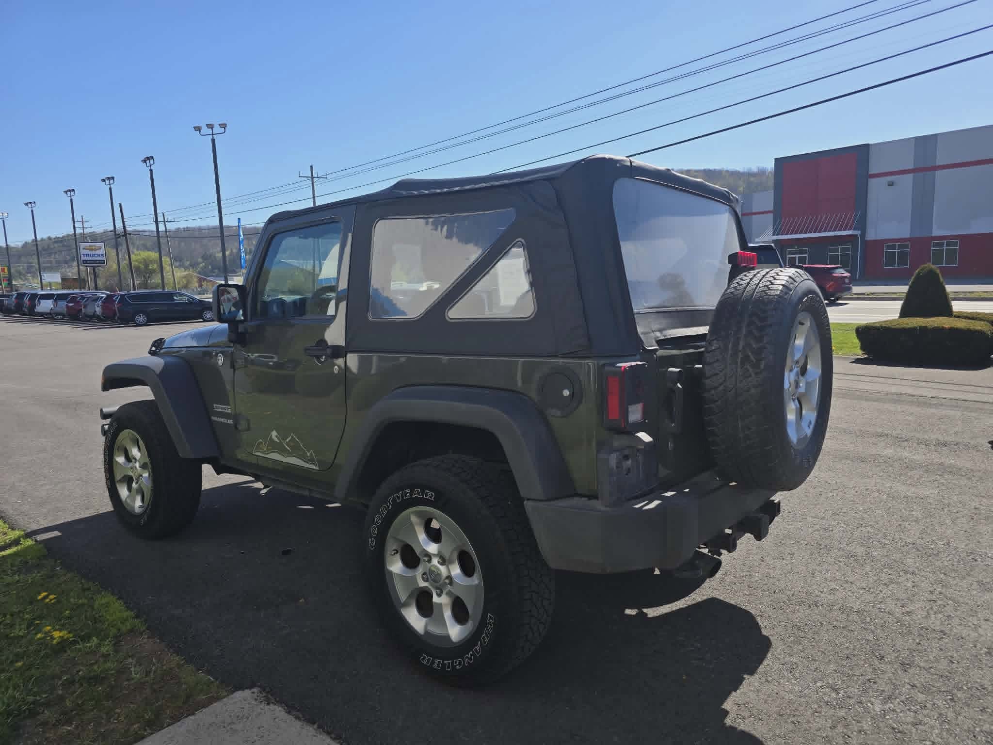 Used 2015 Jeep Wrangler Sport AWD/4WD video 5