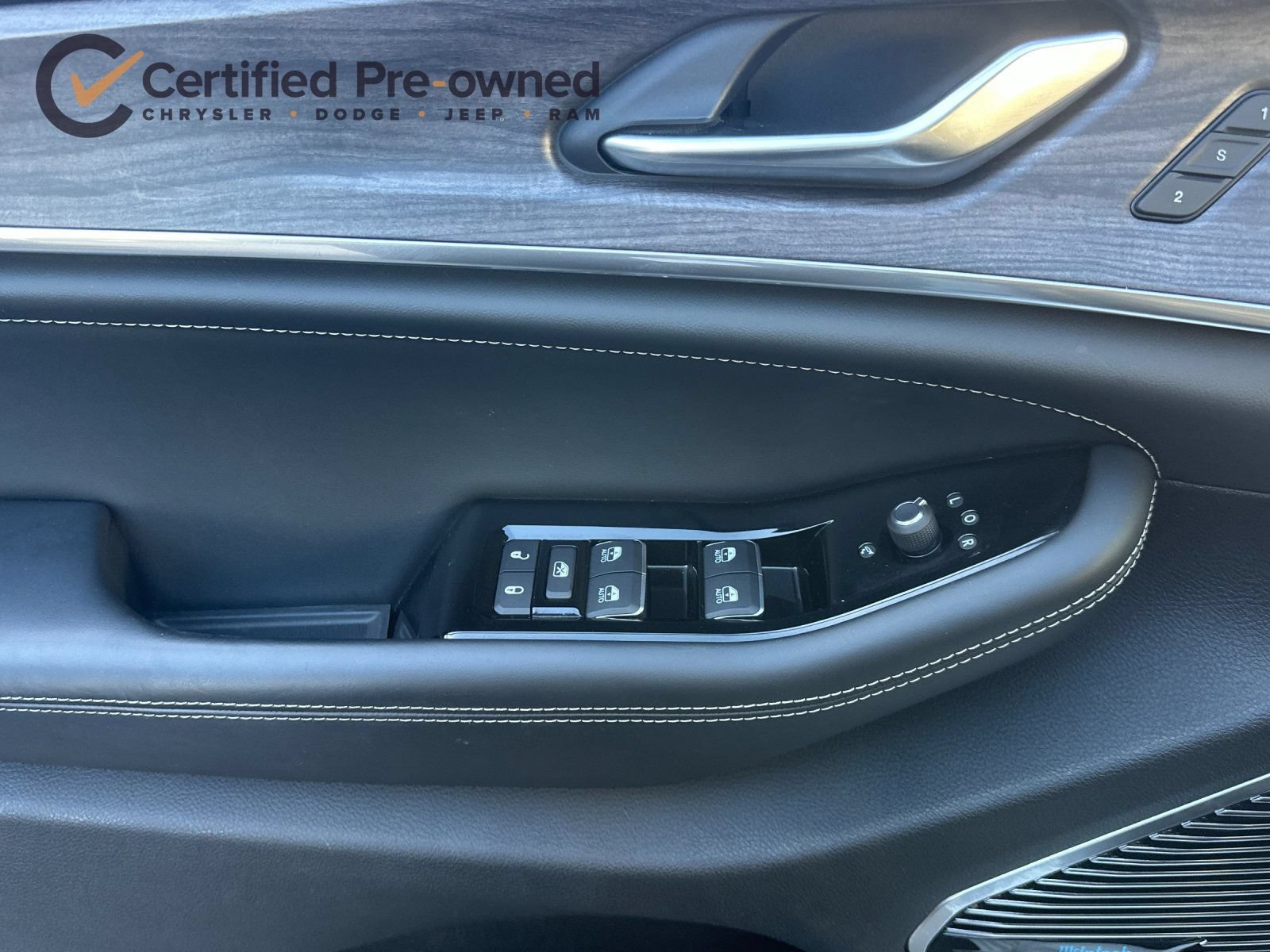 Used 2023 Jeep Grand Cherokee Overland AWD/4WD image 12