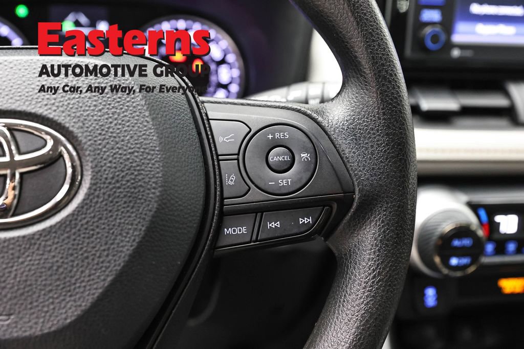 Used 2022 Toyota RAV4 XLE AWD/4WD image 16