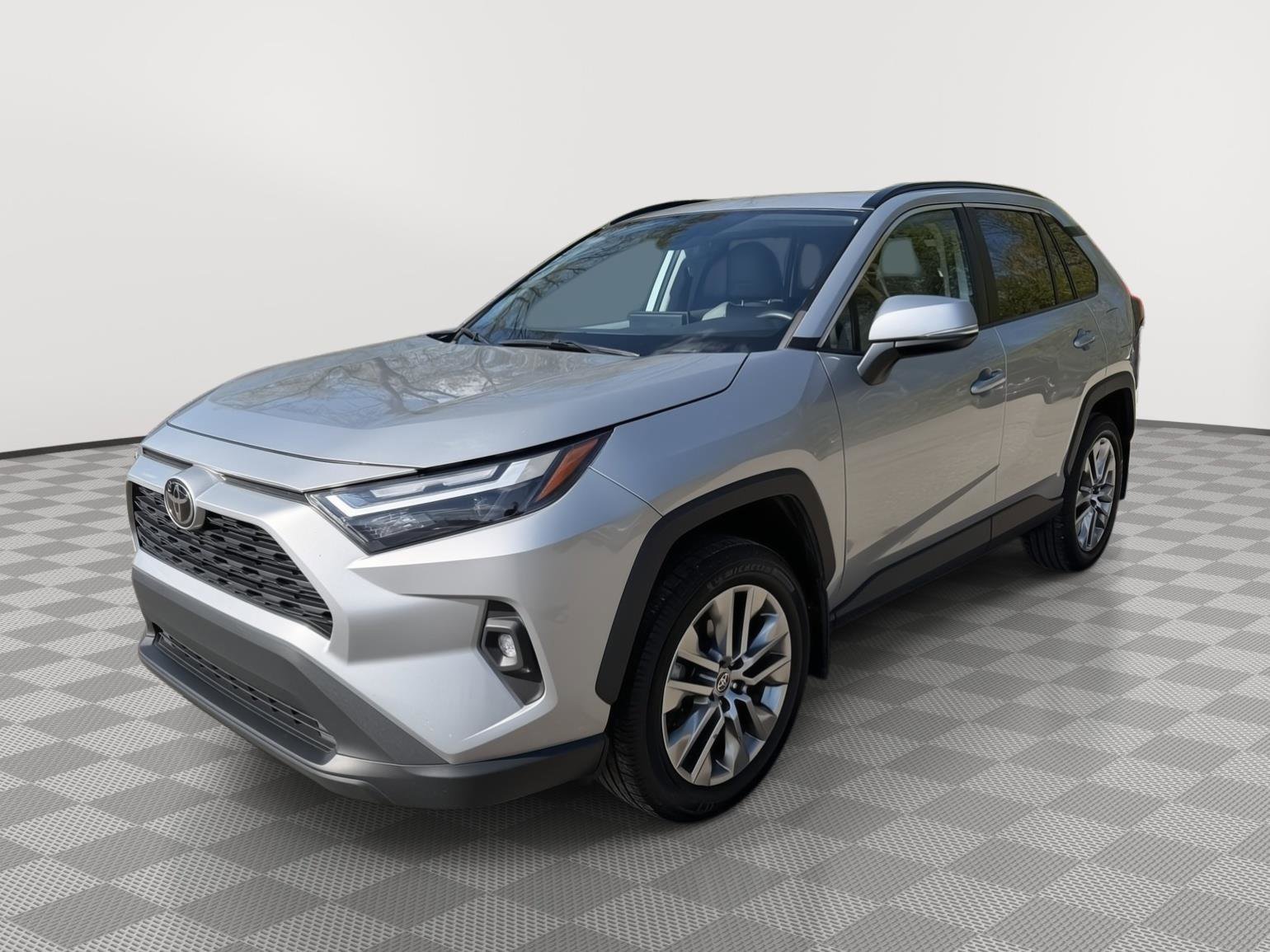 Used 2022 Toyota RAV4 XLE Premium FWD image 3