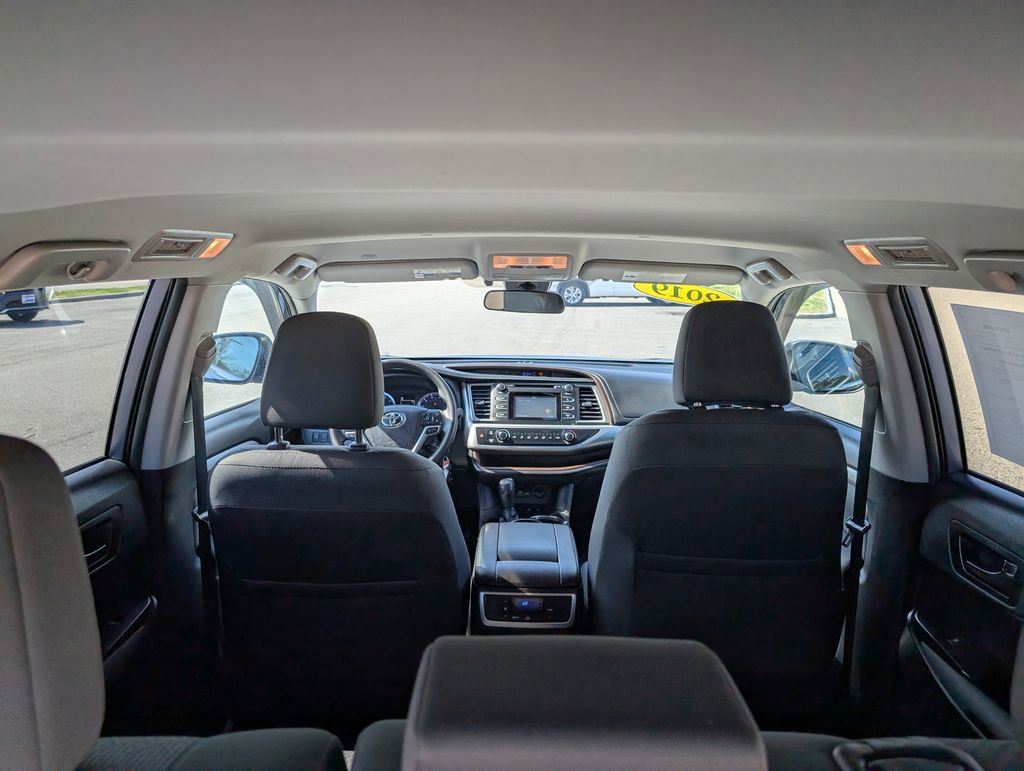 Used 2019 Toyota Highlander LE AWD/4WD image 13