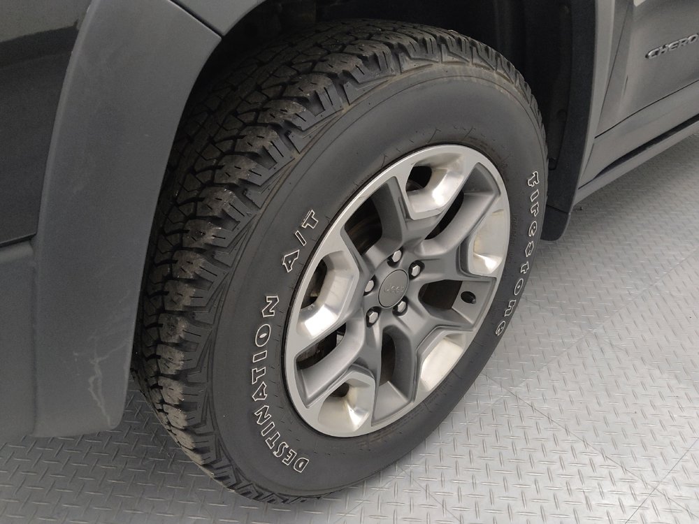 Used 2019 Jeep Cherokee Trailhawk w/ Cold Weather Group image 31