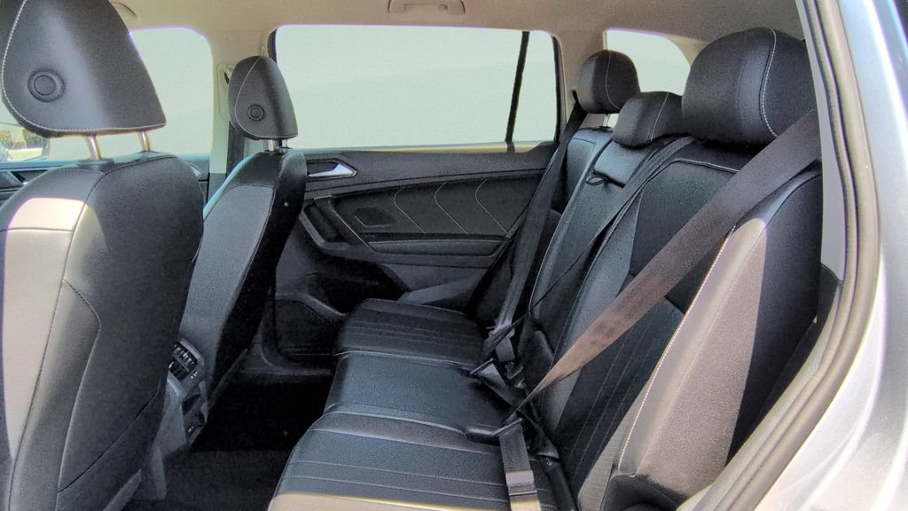 Used 2024 Volkswagen Tiguan SE AWD/4WD image 10