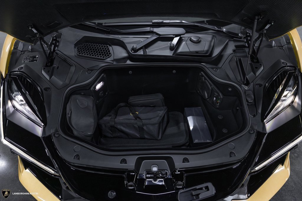 Used 2025 Lamborghini Revuelto image 5