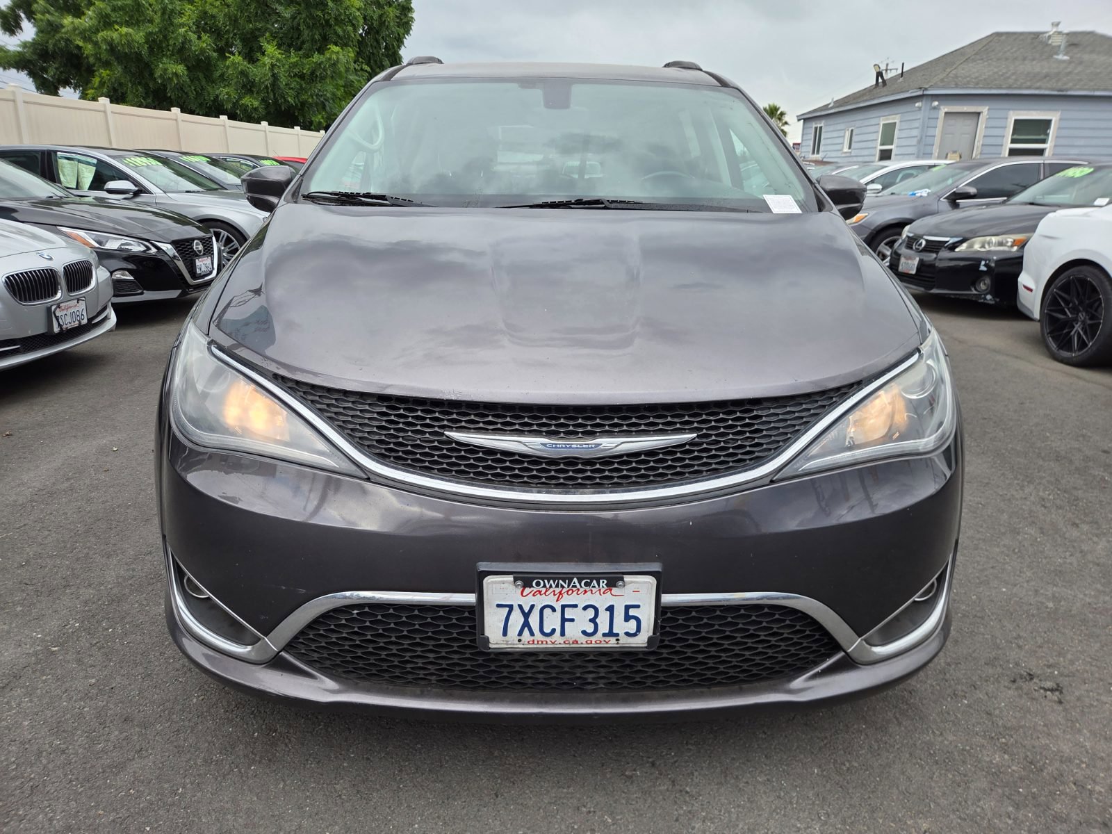 Used 2017 Chrysler Pacifica Touring-L FWD image 6
