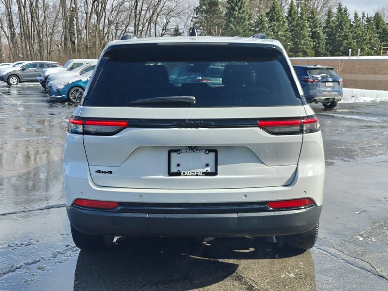 Used 2023 Jeep Grand Cherokee Altitude image 7
