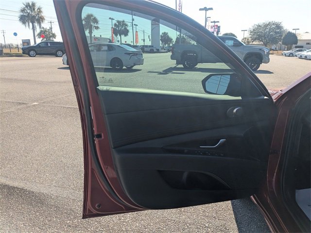 Used 2024 Hyundai Elantra Limited image 11