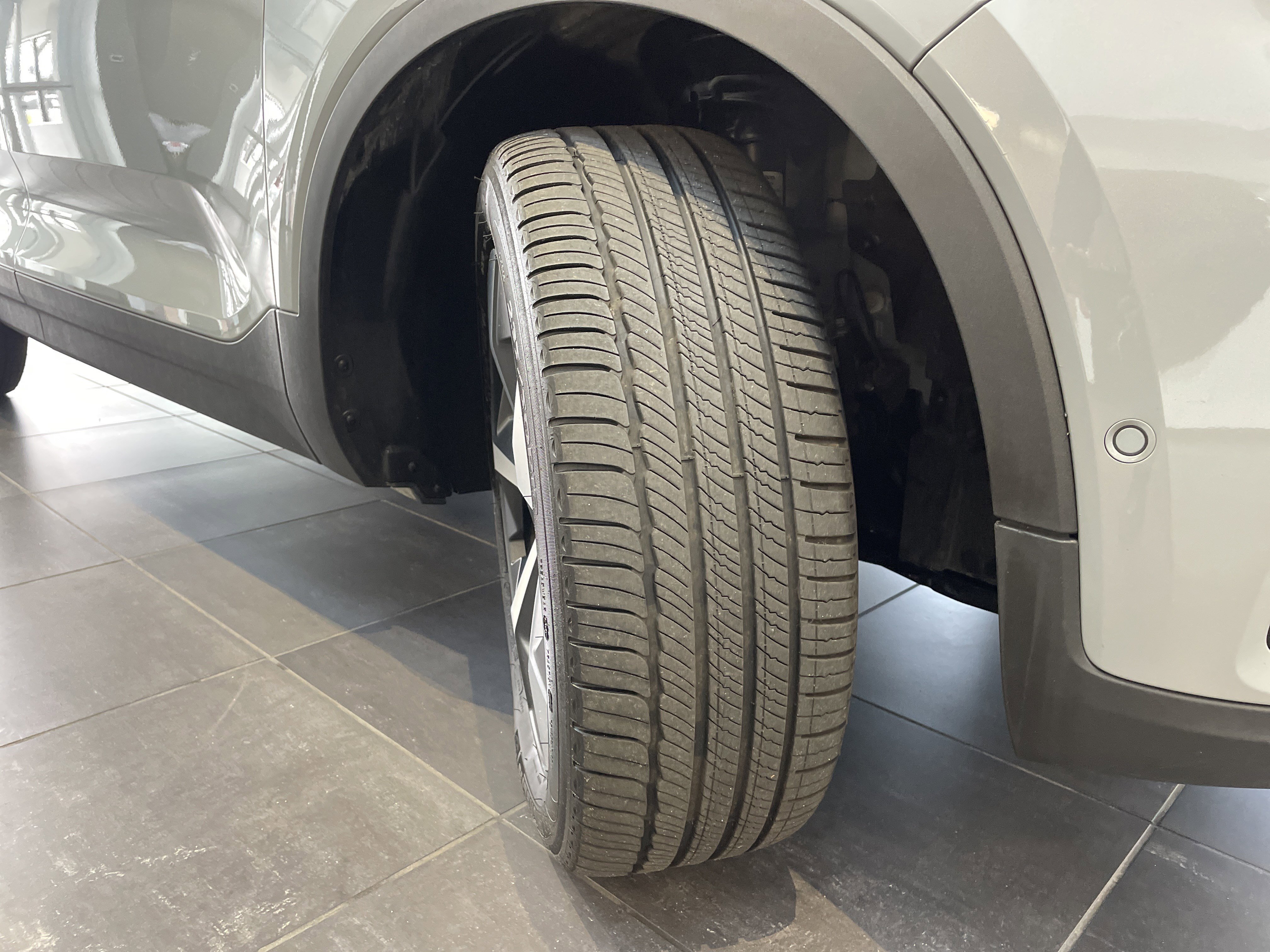 Used 2025 Volvo XC40 B5 Plus image 13