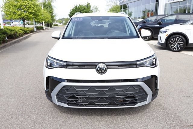Used 2025 Volkswagen Taos SE w/ Black Wheel Package FWD image 9