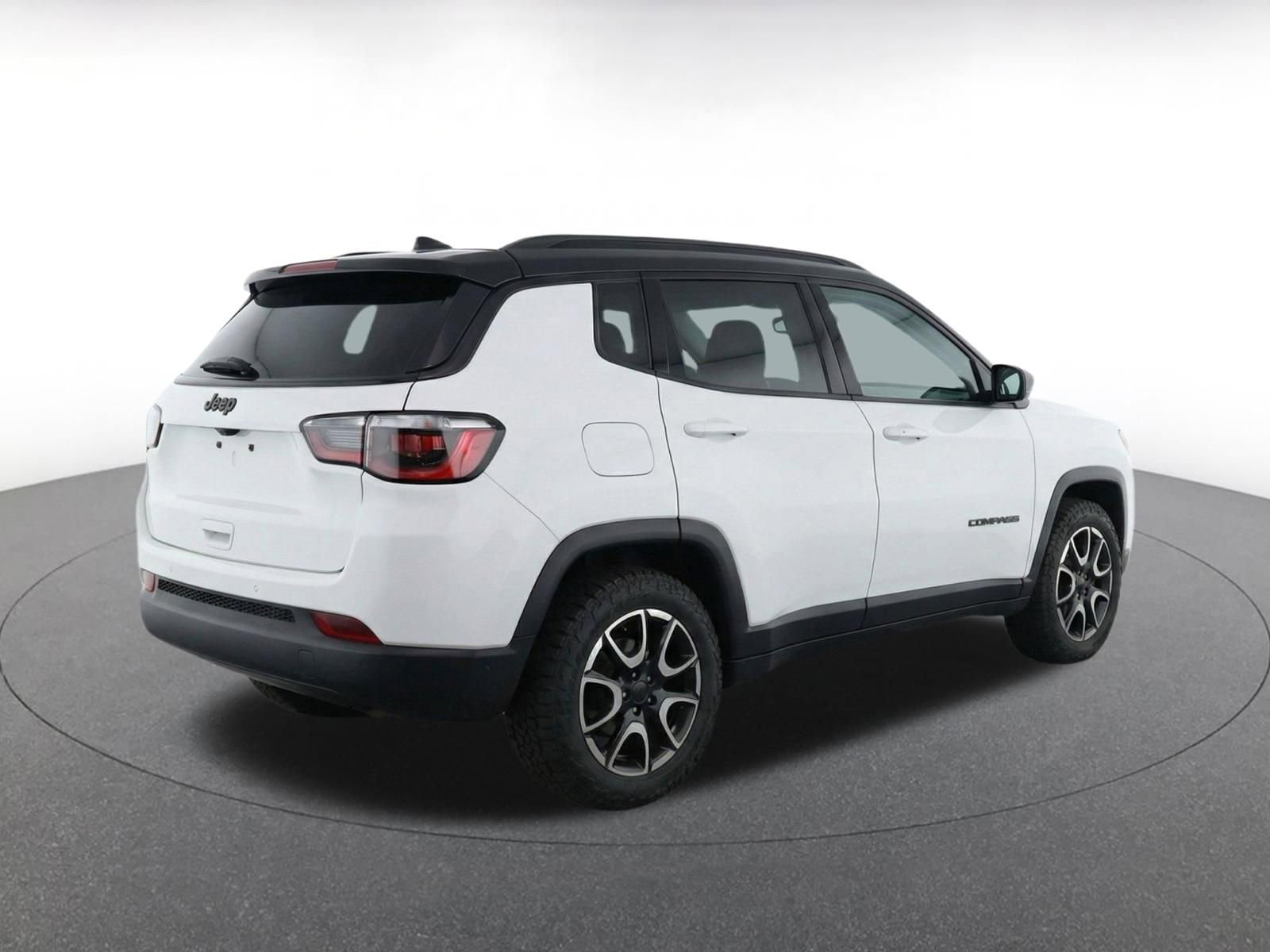Used 2025 Jeep Compass Trailhawk AWD/4WD image 7