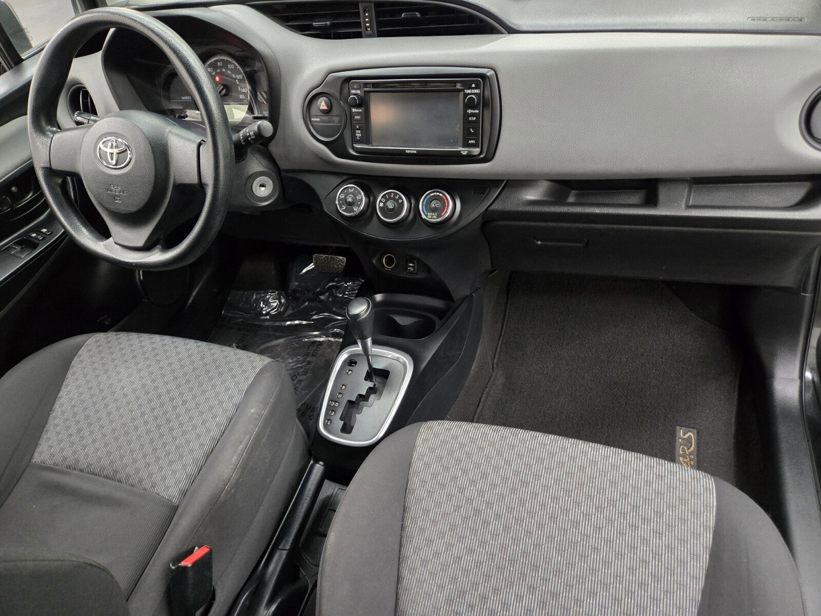 Used 2015 Toyota Yaris L image 12