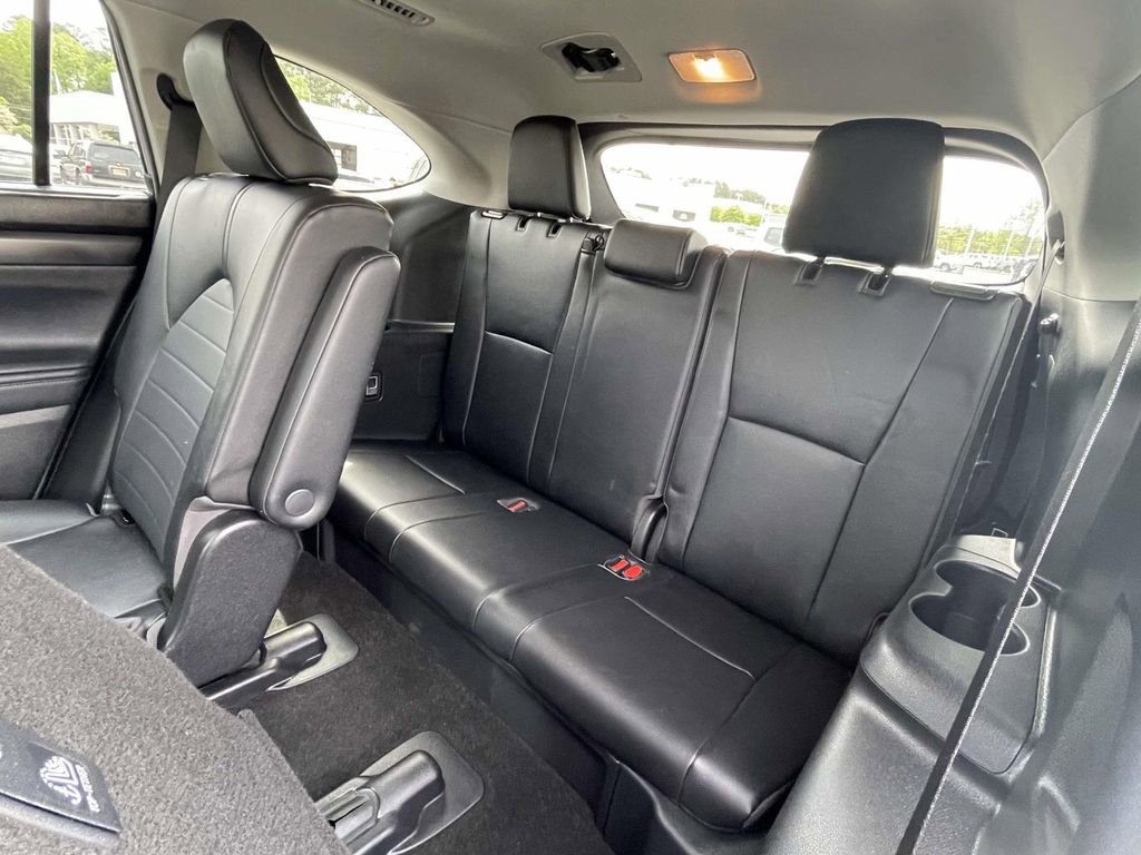 Used 2023 Toyota Highlander XLE image 13