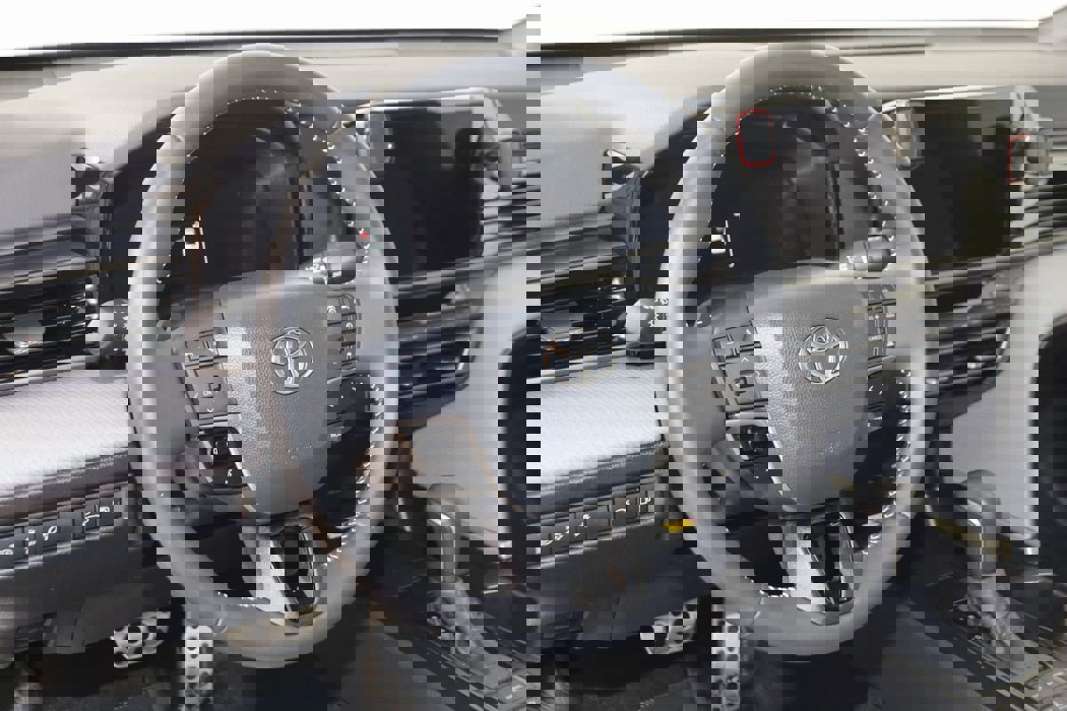 Used 2025 Toyota Camry SE image 6