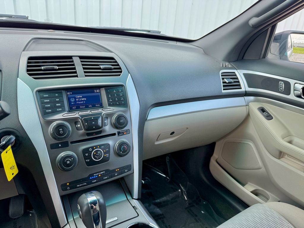 Used 2015 Ford Explorer XLT AWD/4WD image 24