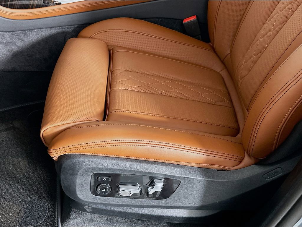 New 2026 BMW X7 M60i w/ Executive Package image 21
