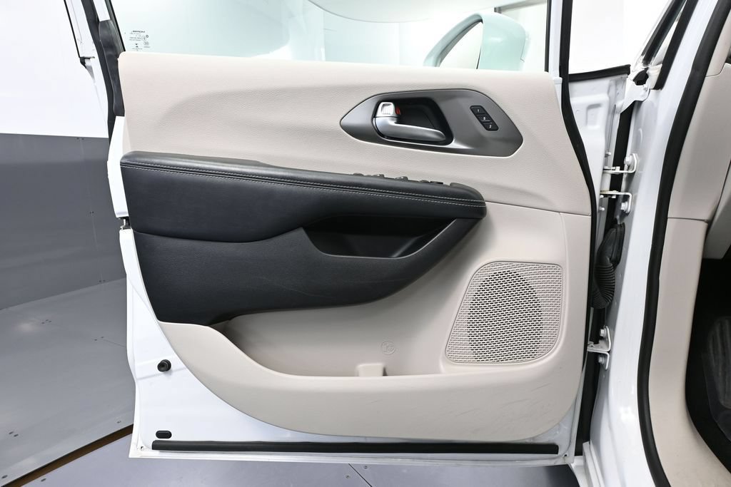 Used 2022 Chrysler Pacifica Touring-L FWD image 19