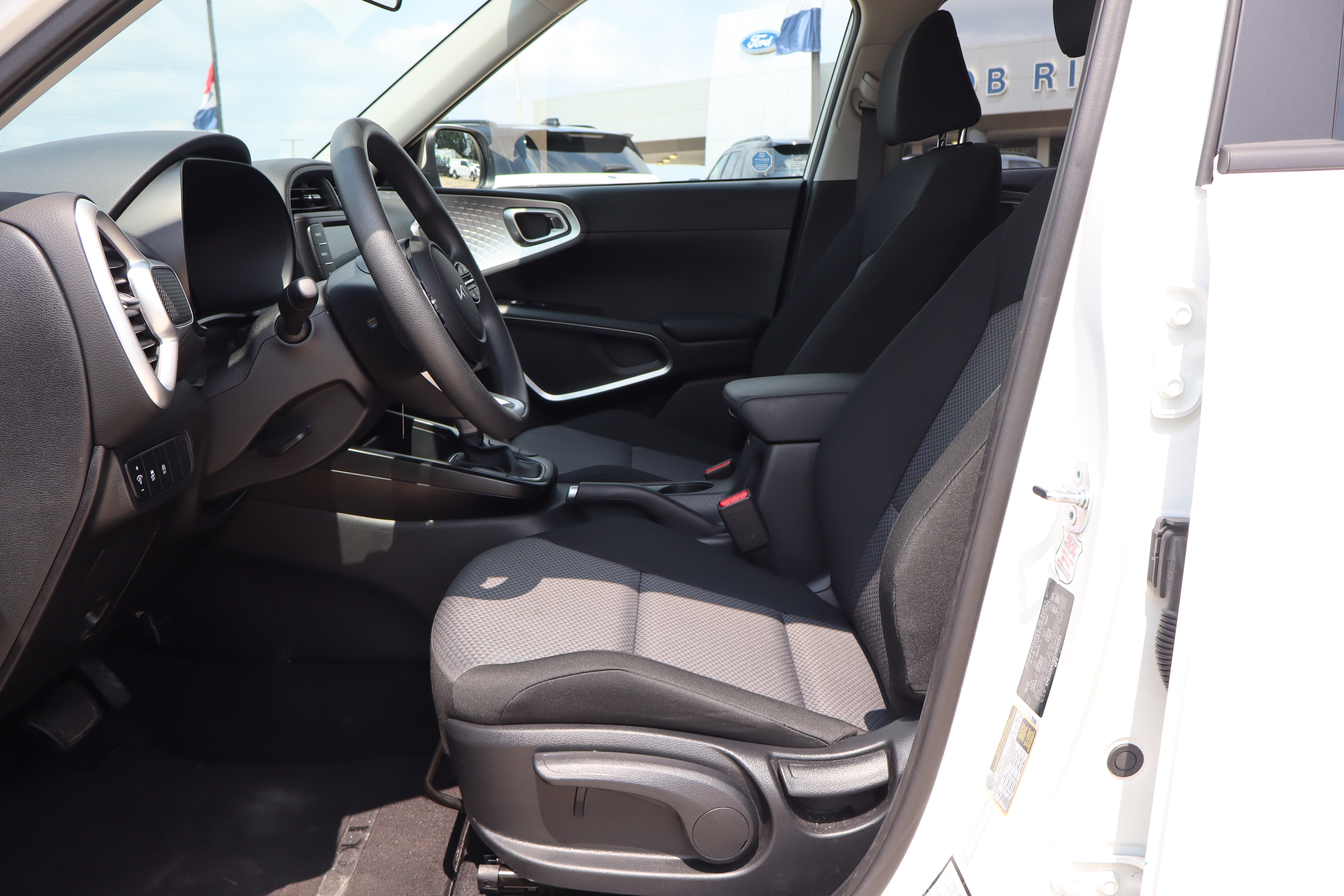 Used 2025 Kia Soul LX w/ LX Technology Package FWD image 9