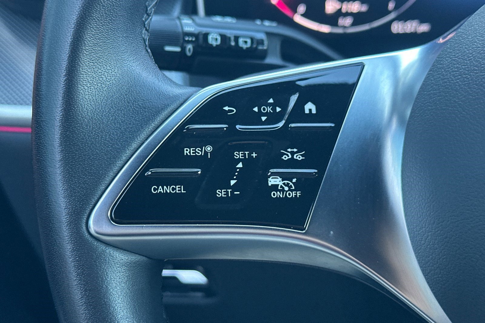 Used 2025 Mercedes-Benz GLC 350e 4MATIC image 31