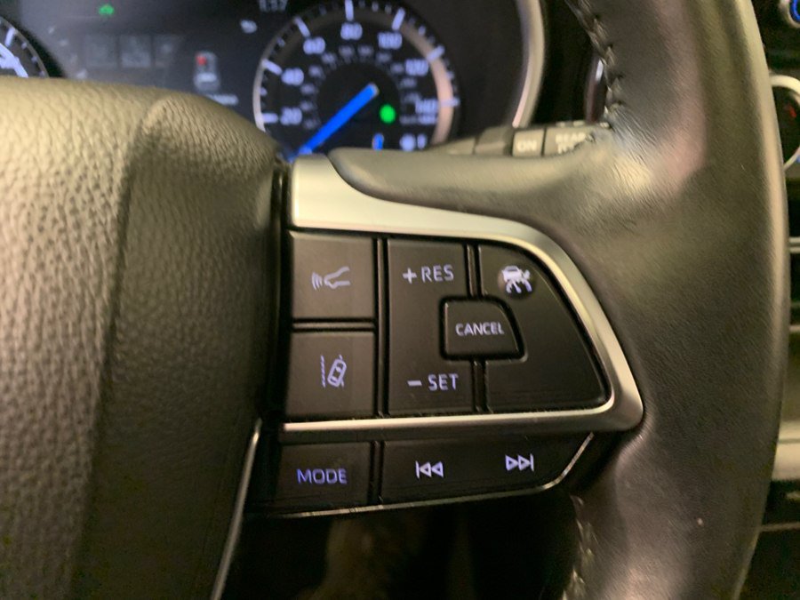 Used 2021 Toyota Highlander XLE AWD/4WD image 25