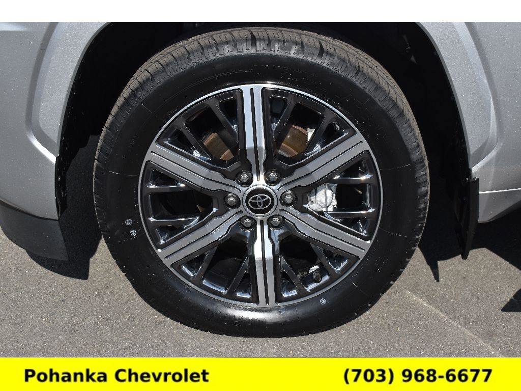 Used 2023 Toyota Sequoia Capstone AWD/4WD image 32