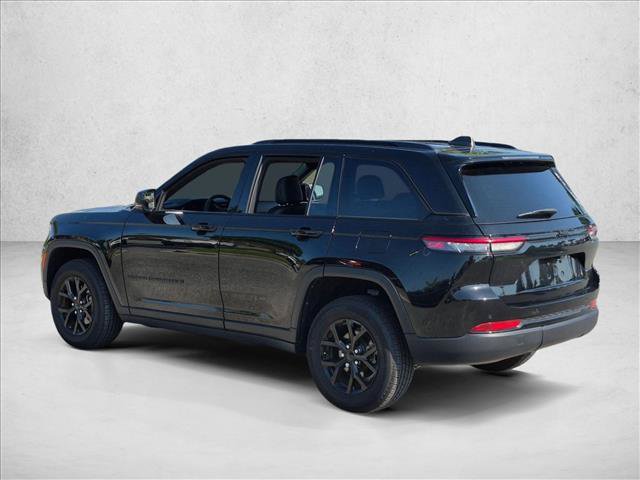 Used 2025 Jeep Grand Cherokee Altitude RWD image 7