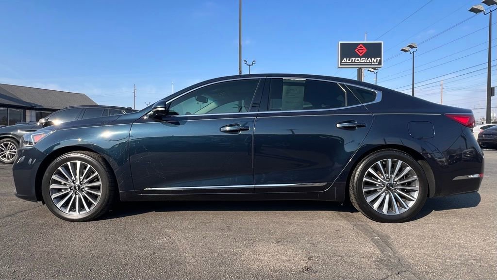 Used 2017 Kia Cadenza Premium w/ Luxury Package image 3