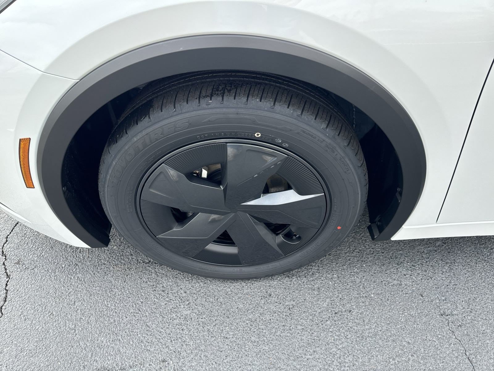 New 2024 Toyota Prius LE FWD image 9