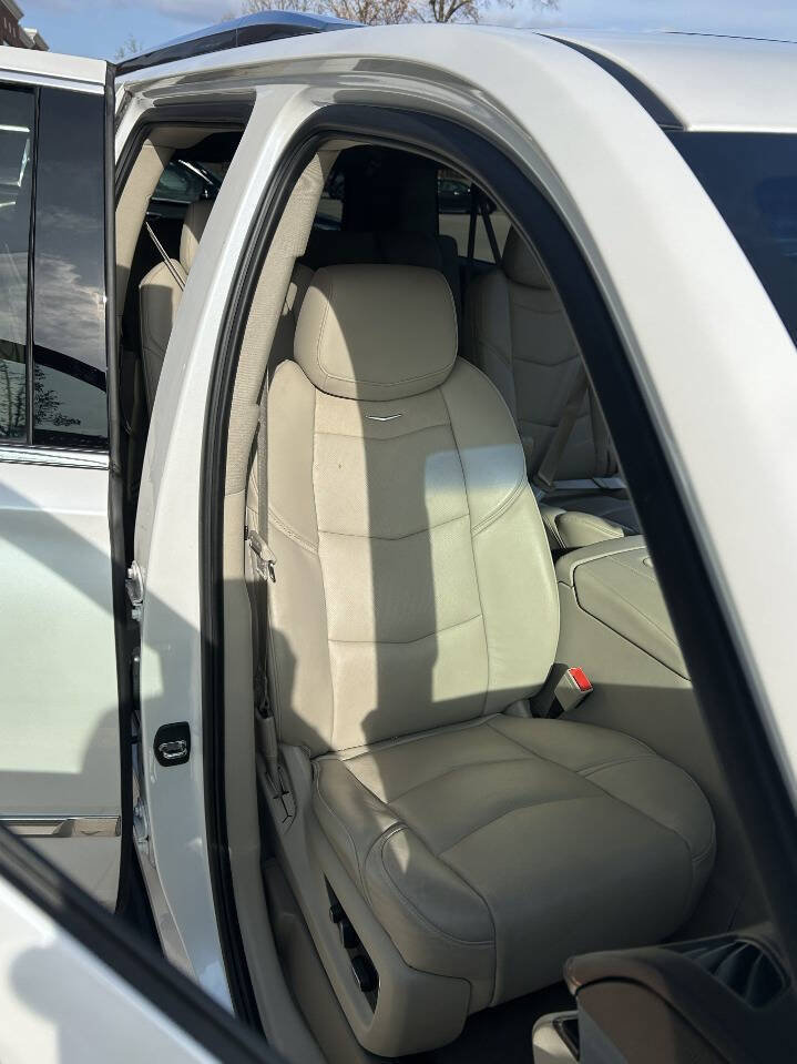 Used 2016 Cadillac Escalade ESV Luxury image 25