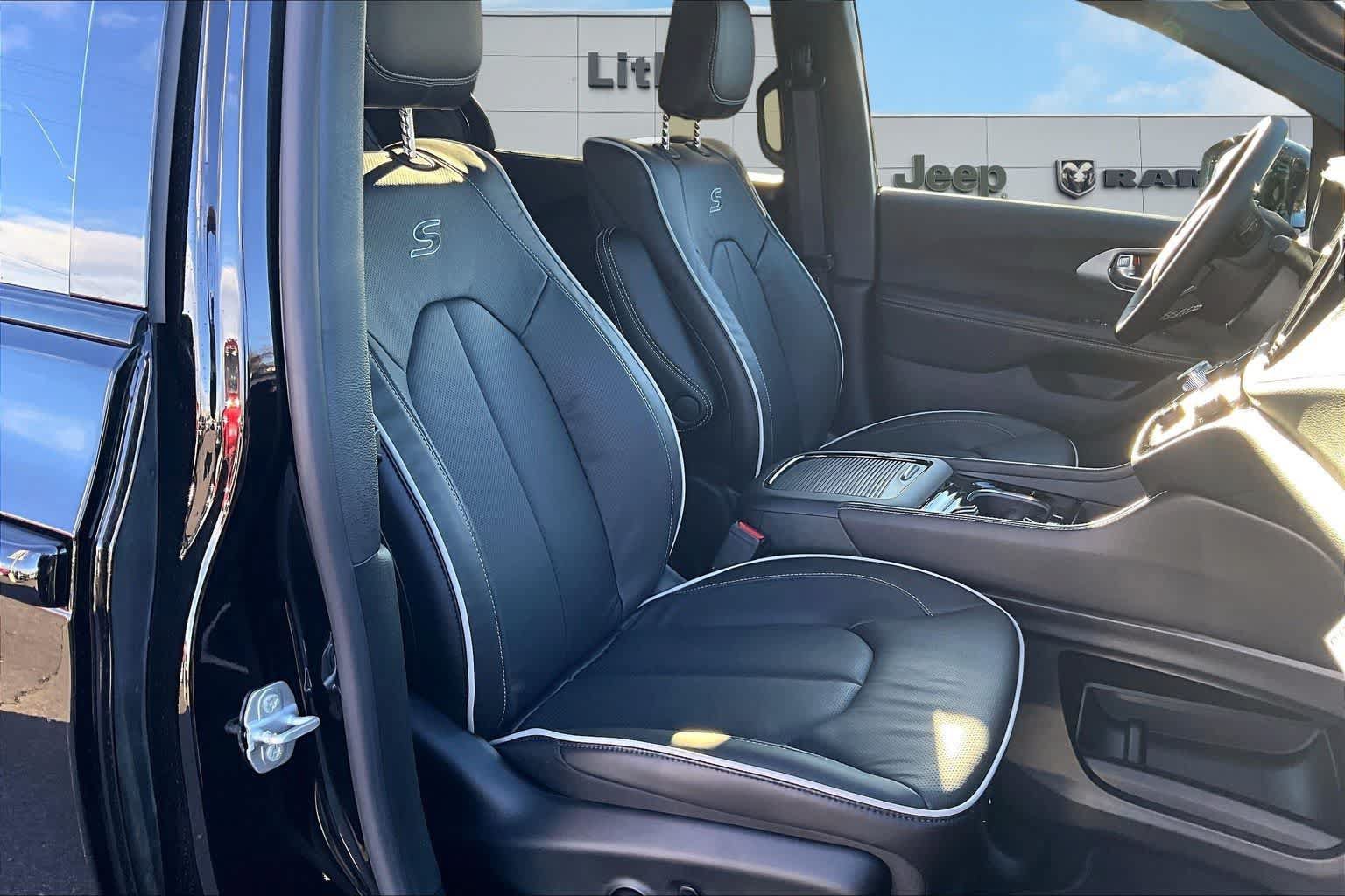New 2026 Chrysler Pacifica Limited w/ Uconnect Theater Family Group AWD/4WD image 14