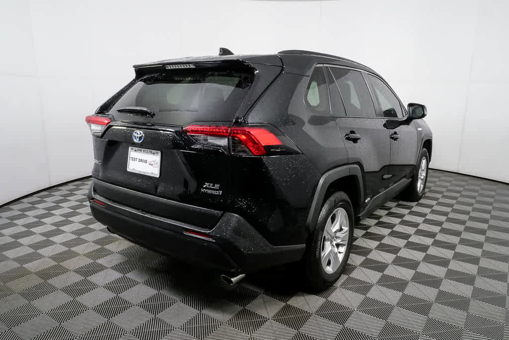 Used 2021 Toyota RAV4 XLE w/ Convenience Package image 3
