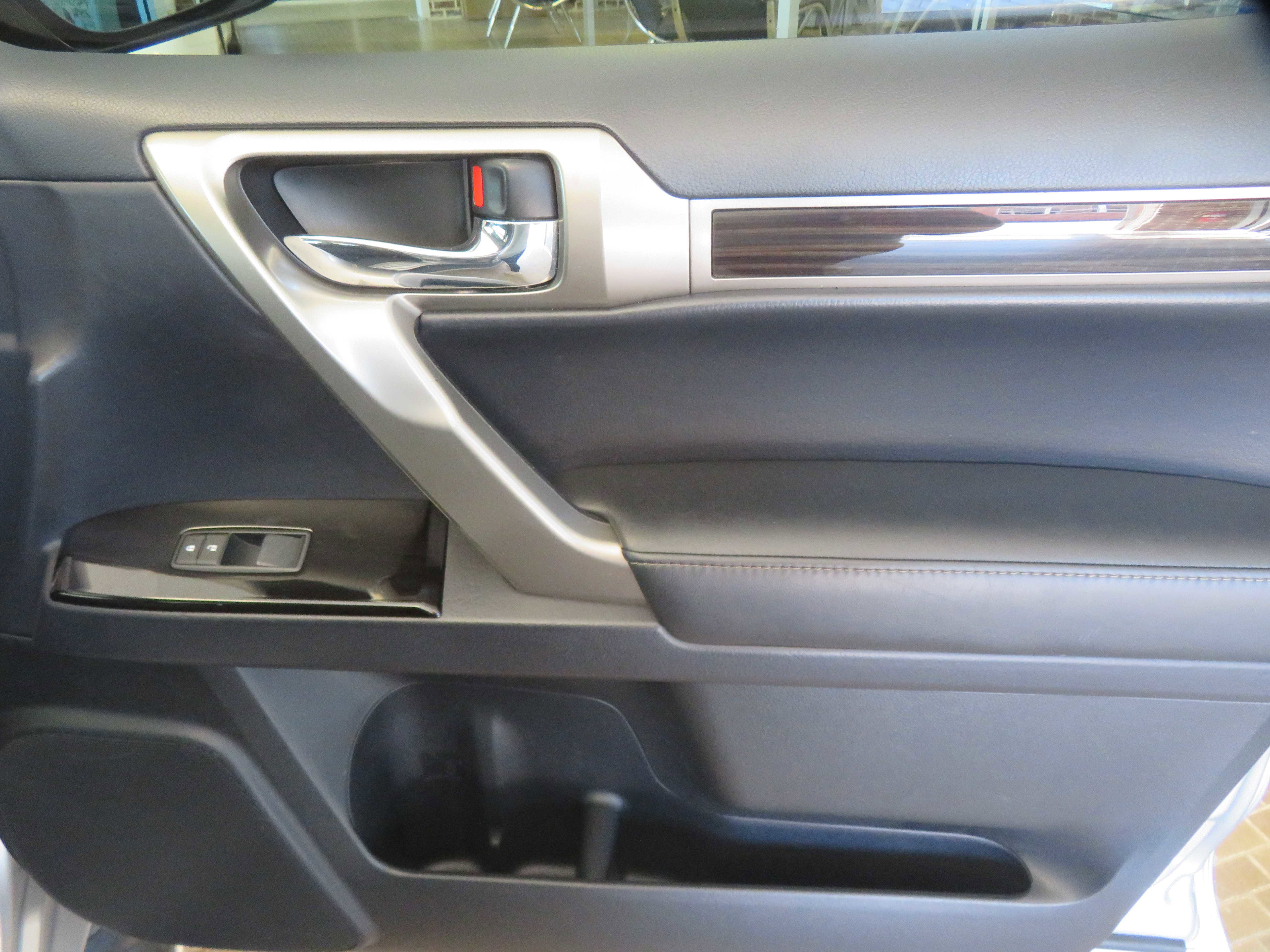 Used 2017 Lexus GX 460 w/ Navigation Package image 26