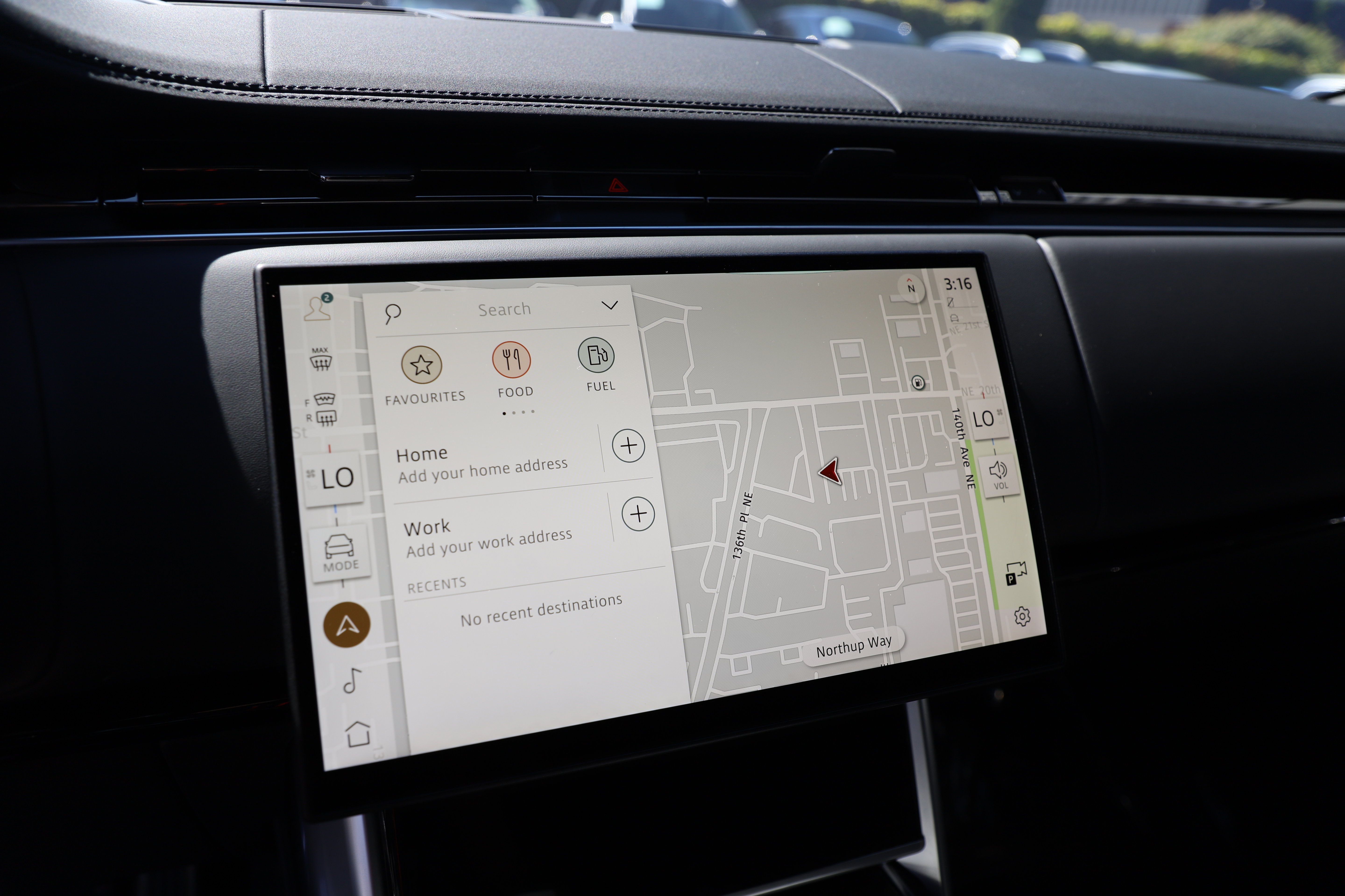 Certified 2025 Land Rover Range Rover SE AWD/4WD image 21