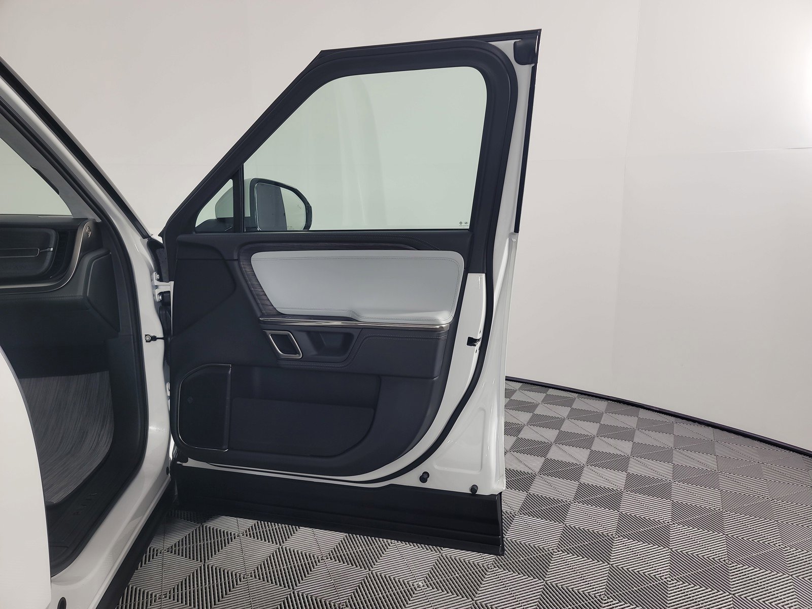 Used 2024 Rivian R1S Adventure AWD/4WD image 18