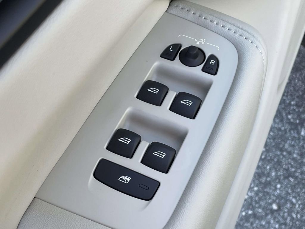 Used 2023 Volvo XC60 B5 Core image 6