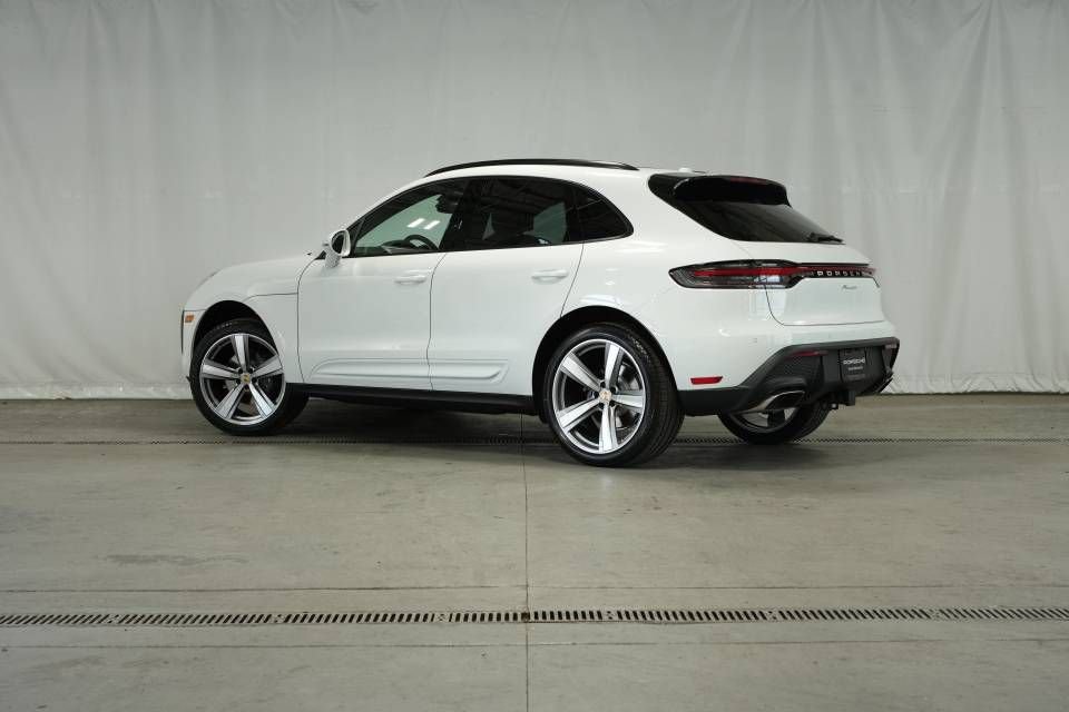 Certified 2025 Porsche Macan AWD/4WD image 3